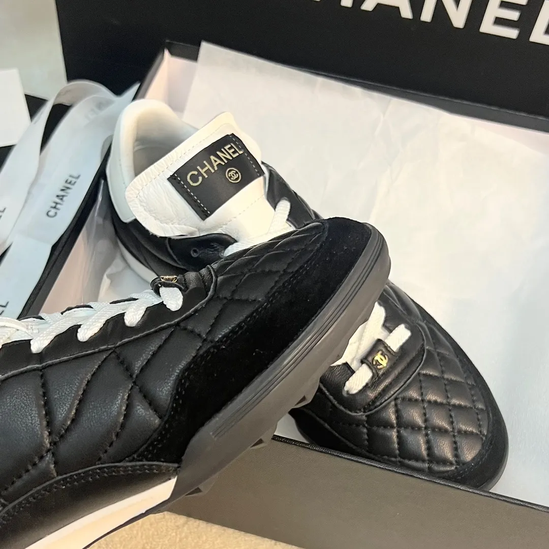 👟👟Ex-factory price 520👟👟 CHANEL 23s new spring and summer sneakers are now available❤️ Original purchased for development and production. Xiaoxiang’s casual sneakers this season have hit the Xiaohongshu INS. Various social platforms exploded like crazy! Classic design. The upper is electro-embroidered with various techniques. The outsole is fashionable and sporty. Extraordinary inclusion of a variety of panda shoe color elements. Lightweight and versatile❗️Not tired when you run wild❗️ Exquisitely packaged at the delivery counter🛍📦 ▪️Inner lining: original imported lambskin + rhombus craft ▪️Sole: original molded T👟👟Factory price U combination outsole ▪️Heel height: 2CM ▪️Size: Women's size 35-40